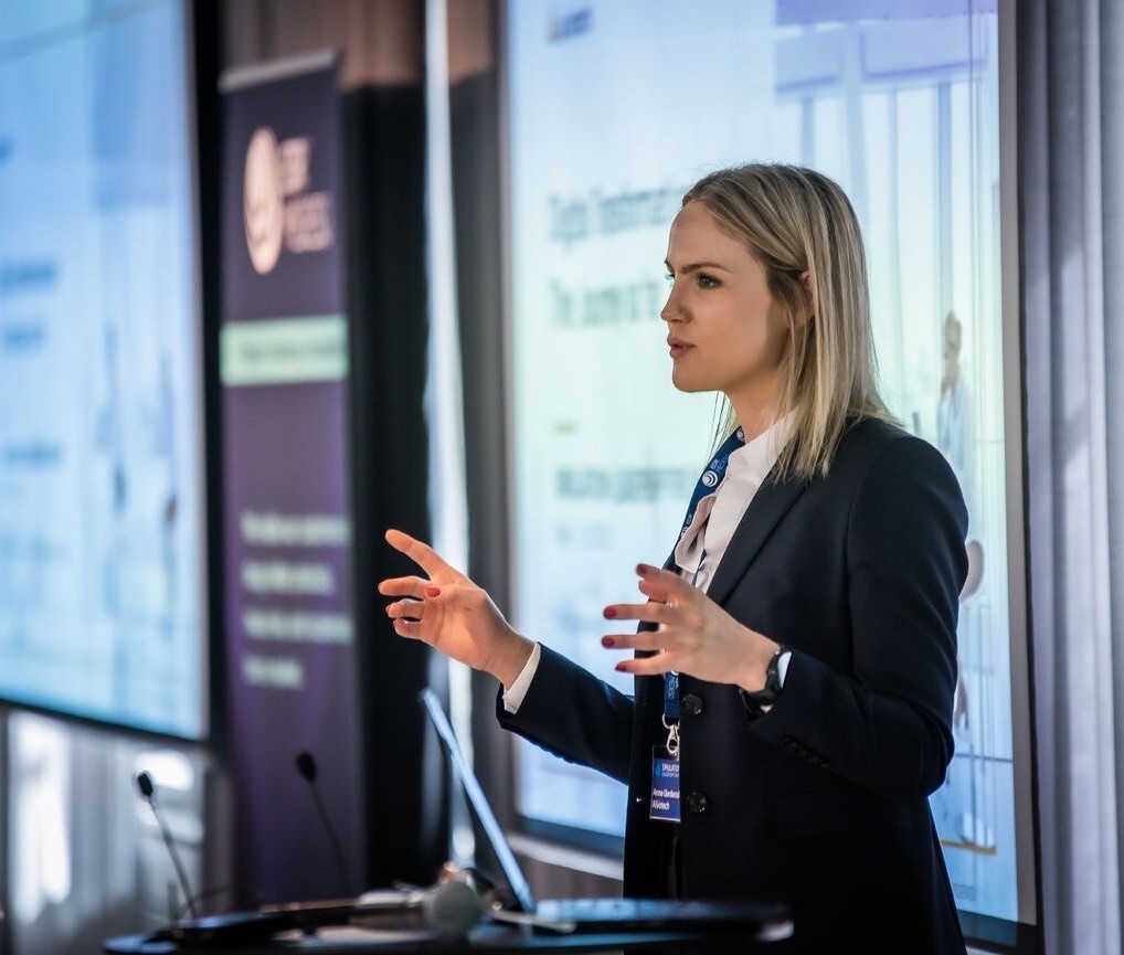 Anna Gardarsdottir speaking at a conference